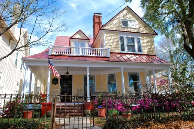 Hoge-Wood House Bed & Breakfast