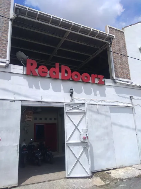 RedDoorz Syariah near Universitas Muhammadiyah Surakarta