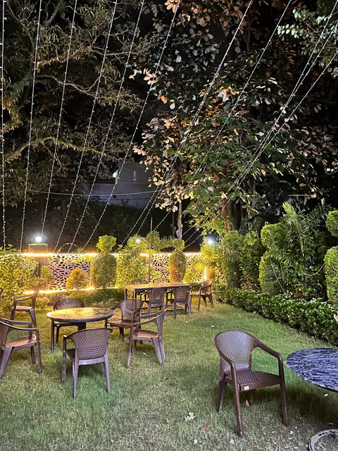 Pebble Street Cafe and Restaurant, Gujarmi