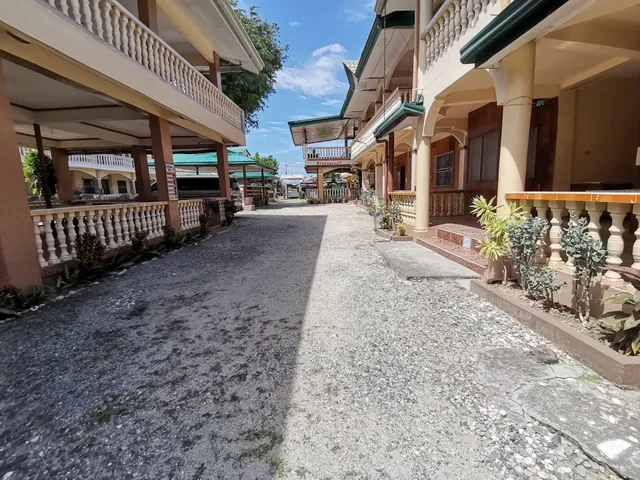 White Beach Lodge & Restaurant (Puerto Galera Philippines)