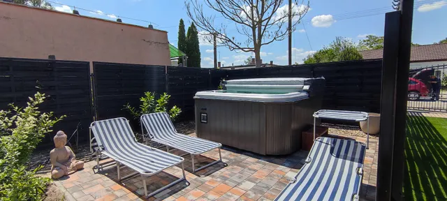 Anna Lak, Tavirózsa panzió