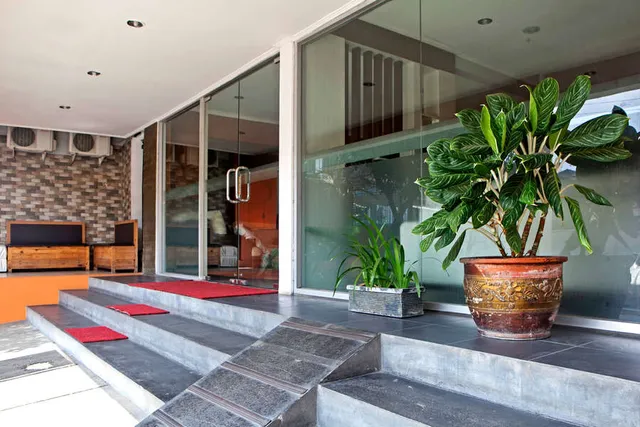 RedDoorz Syariah near BTC Fashion Mall