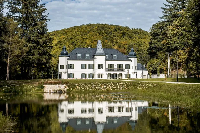 Újhuta Kastélyszálló