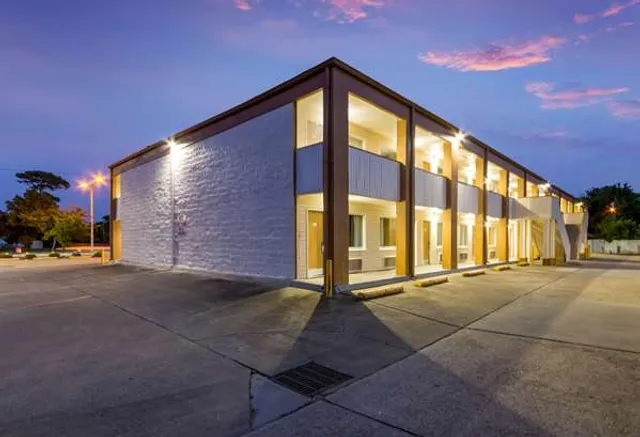 Econo Lodge Little Creek