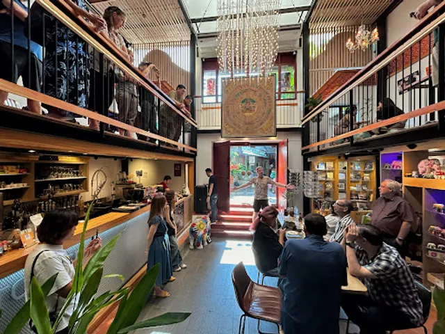 Photohostel & Photocafe