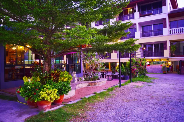 Nantharom Hotel & Restaurant