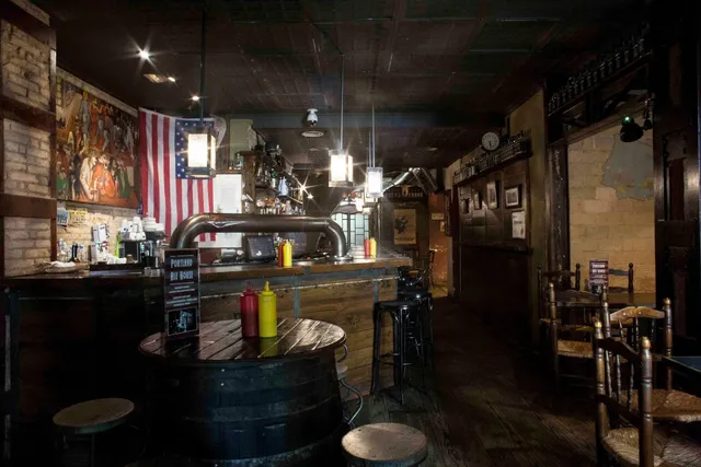 Portland Ale House: Valencia's Original Burger Bar