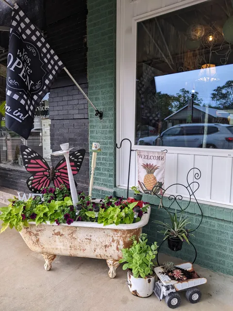 The Vintage Pineapple on Main