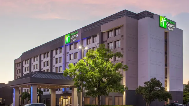 Holiday Inn Express & Suites Mississauga-Toronto Southwest by IHG