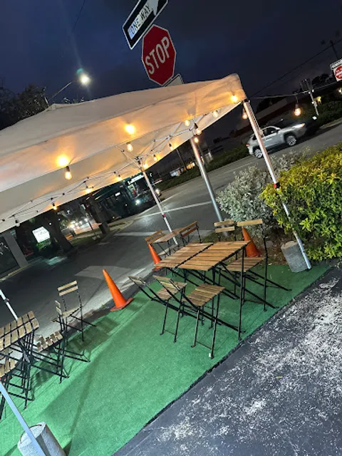 Ukelele's Outdoor Dining | Delray Beach