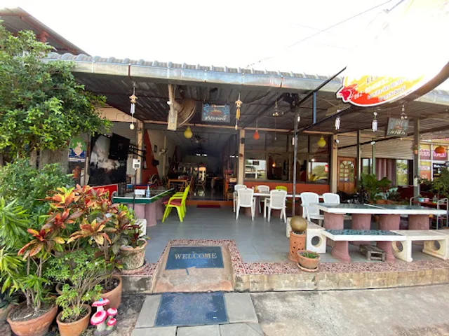 The Apples Restaurant: Apple Pie, Steaks, Pizzas, Sandwiches, Tacos, Western Cuisine