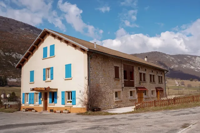 Gîte Les Espelines : gîte de groupe et gîte d'étape, Vercors, 5 chambres, jardin, 15 personnes, 12 personnes, repas bio