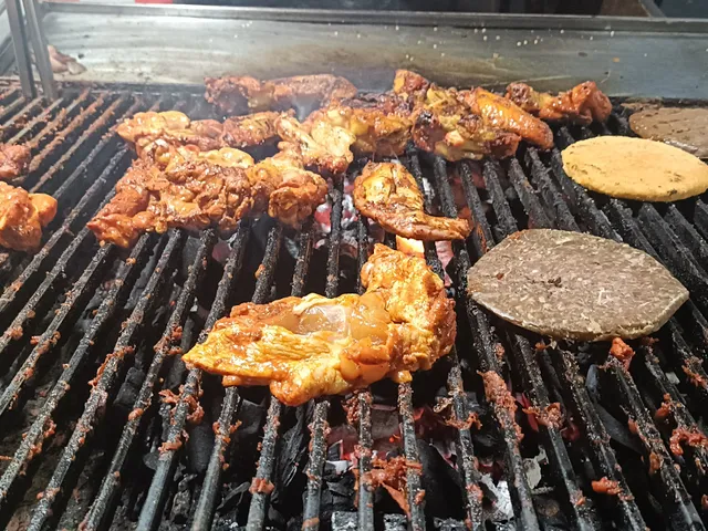 Hamburguesas y alitas al Carbón Piloto