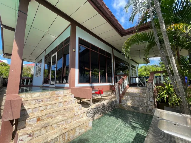 Charat BaanPak Resort Koh Lan