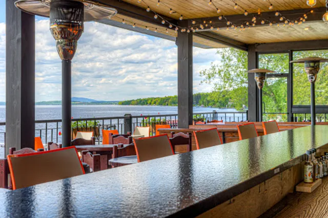 La Source - Restaurant - Bar - Motel - Marina