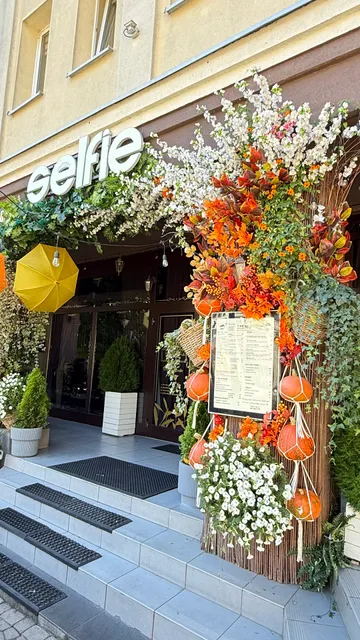 Selfie Restaurant & Cocktail Bar