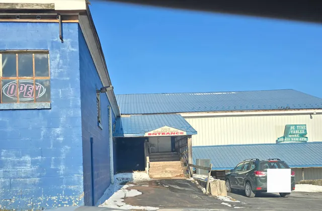 Hal's Collectibles (Flea Market)