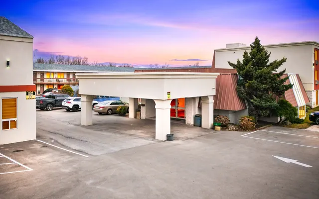 Niagara Lodge & Suites