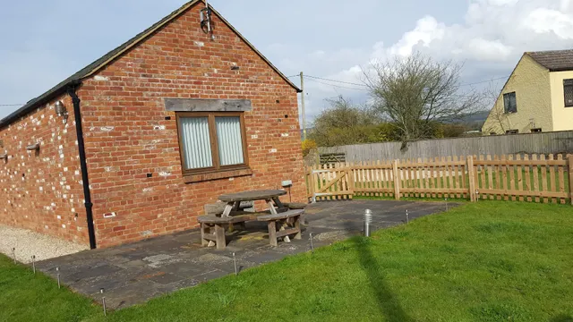 Middle Huntingford Barns