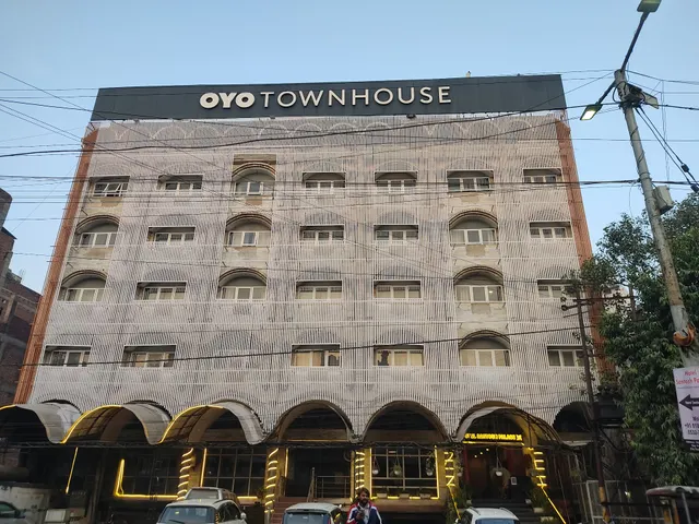 FabHotel Santosh Palace - Hotel Near Prayagraj Junction