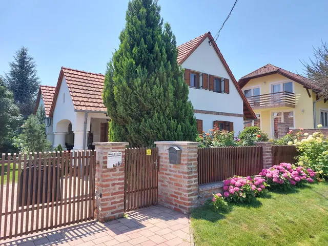 Négyévszak Apartmanház