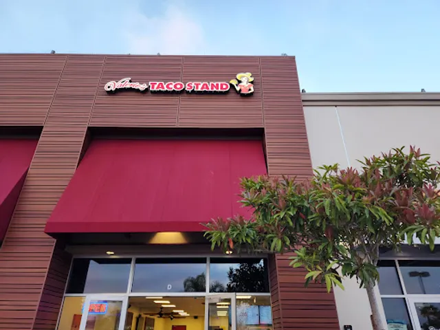 Valerie's Taco Stand mar y tierra burrito