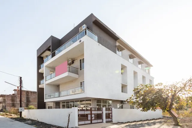 OYO 27652 Platinum Stays