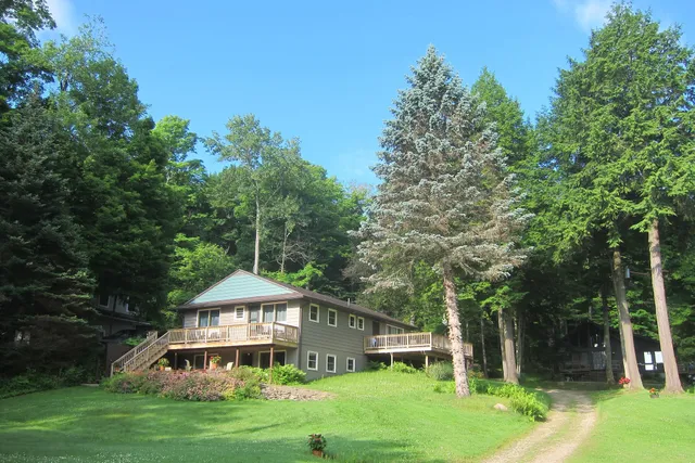 Pine Hill Cottages & Motel