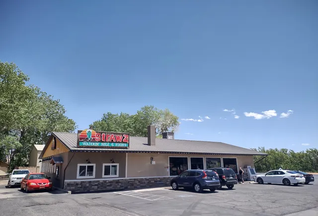 Strawz Waterin' Hole & Fixins' / Ktown89 food & fuel