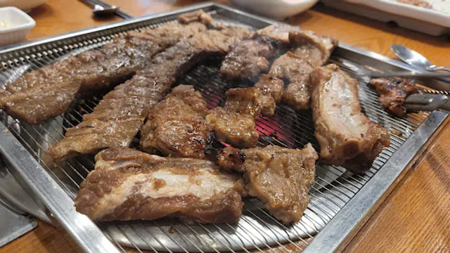 화화 돼지왕갈비 문현점