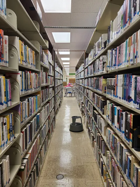 McCully–Mōʻiliʻili Public Library
