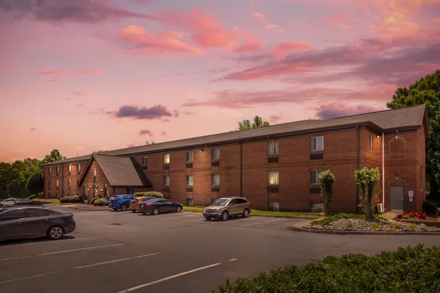 HomeTowne Studios & Suites Greensboro