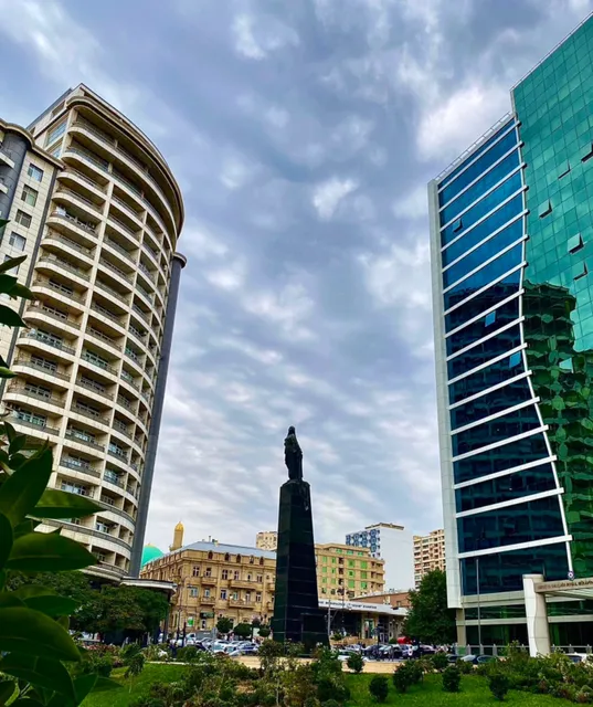 Azad Qadın Heykəli