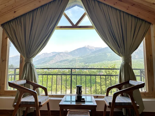 Crimson inn by Senderos De Pine