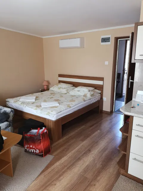 Brillapartman címe: Gyula