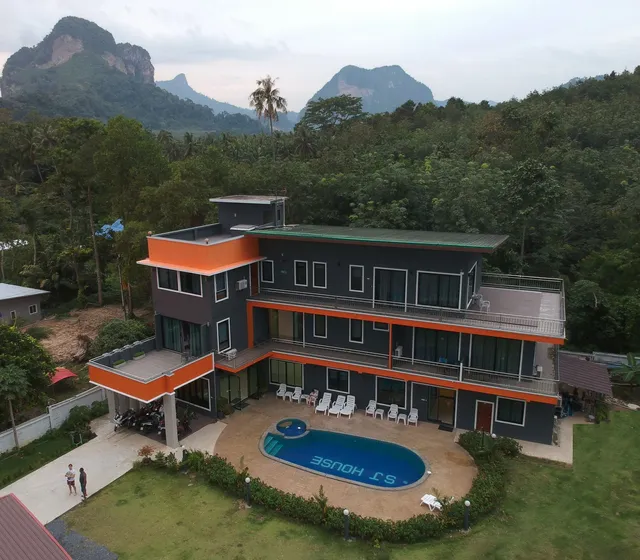 OYO 665 SJ House Hotel