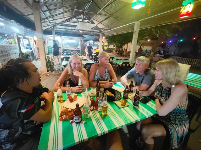 Sun D's food market (more than 10 restaurants)