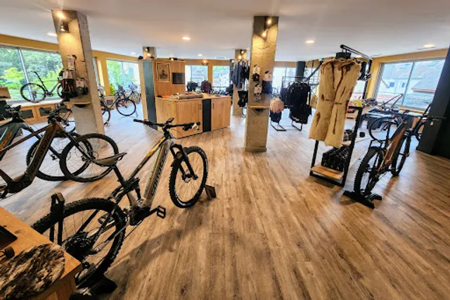 Maison Octave • Bagnères-de-Bigorre (65) • Café, restaurant, atelier et magasin de vélos