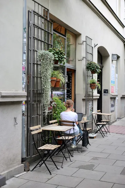 Szklarnia | kawa książki kwiaty