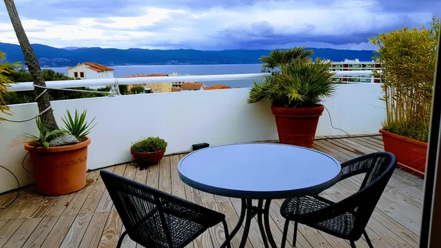 Chambre d'hôte Les Jardins Du Forcone grande chambre 2 personnes avec terrasse vue mer parkin gratuit salle de bain privative