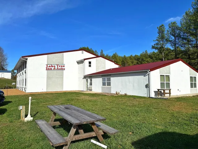 Laketree Inn & Suites