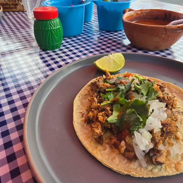 El Mestizo: Cochinita y Birria