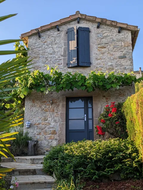 La maison de vigne dominant Millau - 2 personnes avec piscine