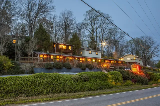 The Chimney Rock Inn & Cottages