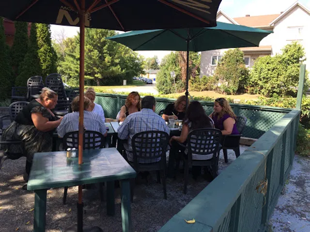 Palais du Vietnam is now Vietnam Palace Restaurant at 819 Somerset street West Ottawa K1R6R4