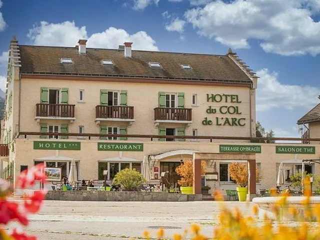 Logis Hôtel du Col de l'Arc