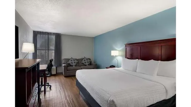 Clarion Inn & Suites Grand Rapids Airport