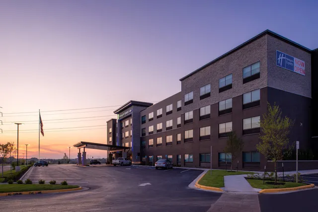 Holiday Inn Express & Suites Olathe West by IHG