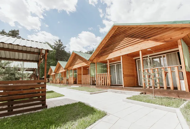 Altay Bereg Otel' V Gorakh Na Beregu Reki