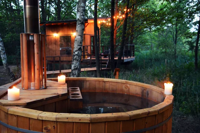 Zwierciadło lasu - domek na drzewie